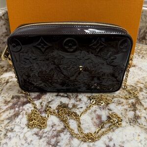 EUC Louis Vuitton Monogram Vernis camera pouch - Comes With DustBag And Box!!!
